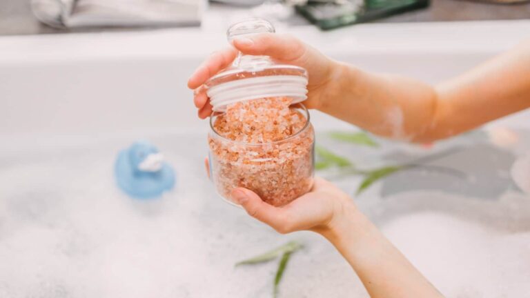 How to relax your mind? Try a salt bath for these 6 benefits