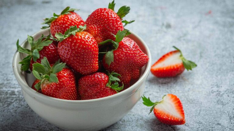 DIY strawberry face masks to make your skin fresh and glowing