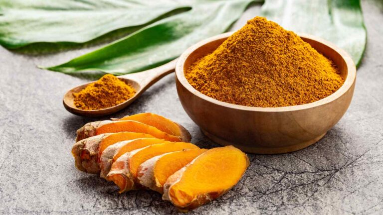 Tips to use kacchi haldi or raw turmeric for health benefits