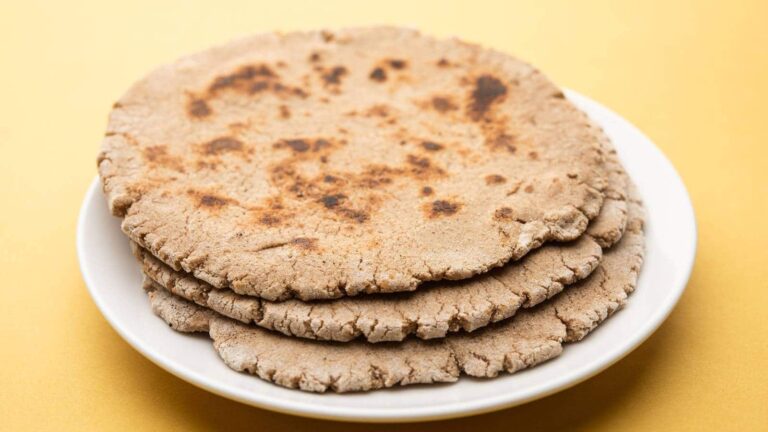 How to make singhara atta roti? Here’s a healthy winter recipe