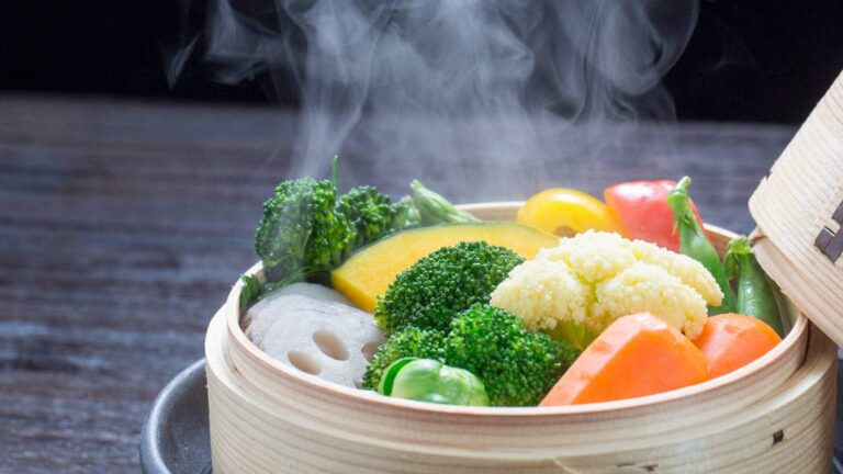 Know the health benefits of steamed vegetables vs raw