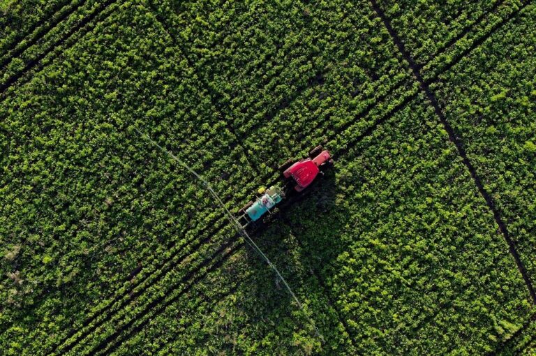 Australian farmers urge govt to take action against spray drift