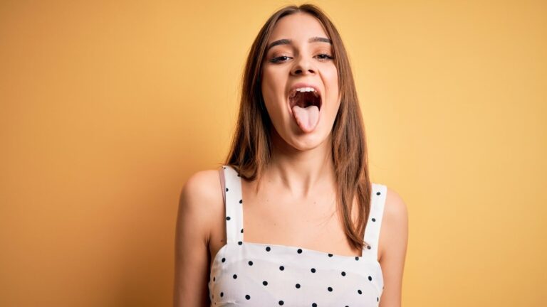 How to get rid of white tongue? Here are 5 home remedies